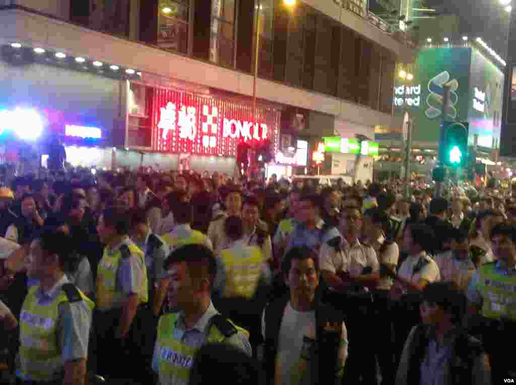 大批市民連續第二晚在旺角與警方「巷戰」 (美國之音海彥拍攝 )