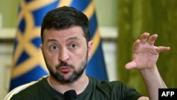 El presidente de Ucrania, Volodymyr Zelenskyy, habla durante conferencia de prensa en Kiev el 15 de julio de 2024, en medio de la invasión rusa en Ucrania. Zelensky, cree que Rusia debería participar en una segunda cumbre destinada a garantizar una paz con Rusia.