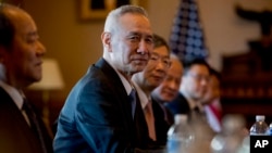 Makamu Waziri Mkuu wa China Liu He, kati, na ujumbe wake wakihudhuria mkutano wa kibiashara Washington.