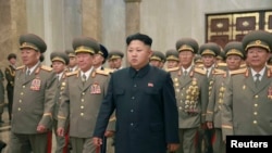 2014年7月27日,朝中社發布的照片​​顯示北韓領導人金正恩和軍人參加停戰紀念活動。