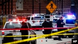 Les enquêteurs recueillent les indices après une fusillade sur le campus de l'Université de l'Etat de l'Ohio, à Columbus, dans l'Ohio, 28 novembre 2016.