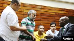 Kutoka kushoto : Baktash Akasha, Gulam Hussein, Ibrahim Akasha na Vijaygiri Goswami wakiwa Mombasa, Kenya, Feb. 17, 2015.