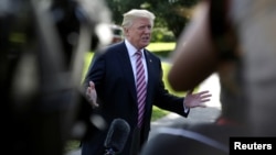 Le président américain Donald Trump parle aux journalistes juste avant son départ pour le golf de Bedminster, New Jersey, le 29 septembre 2017.
