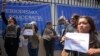 Los periodistas rechazaron la orden de un juez que pedía la investigación de nueve periodistas del periódico El Periódico frente a la Corte Suprema, en Ciudad de Guatemala, el 4 de marzo de 2023.
