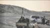 Des membres du Front Polisario quittent leur campement près de la frontière mauritanienne à Guerguerat, au Sahara occidental, sur la route menant à la Mauritanie, le 13 novembre 2020.
