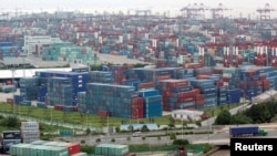FOTO ARSIP: Pemandangan umum pelabuhan peti kemas di Shanghai, 11 Agustus 2009 (foto: Reuters/Aly Song/Foto Arsip)