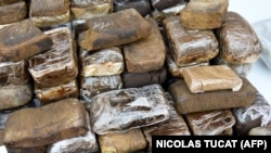 Une photo prise le 25 février 2021 montre de la résine de cannabis saisie à des revendeurs locaux lors d'une visite du ministre français de l'Intérieur à Marseille, dans le sud de la France.