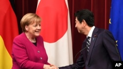 德国总理默克尔和日本首相2019年2月4日在东京的记者会上