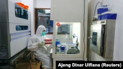 Seorang staf memegang sampel tes PCR di Rumah Sakit Pusat Pertamina di tengah wabah COVID-19 di Jakarta, 16 Desember 2020. (Foto: Reuters/Ajeng Dinar Ulfiana)