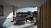 Des personnes se sont rassemblées sur le site d'un pont effondré et d'une maison endommagée à la suite d'une crue mortelle le 23 septembre 2018.