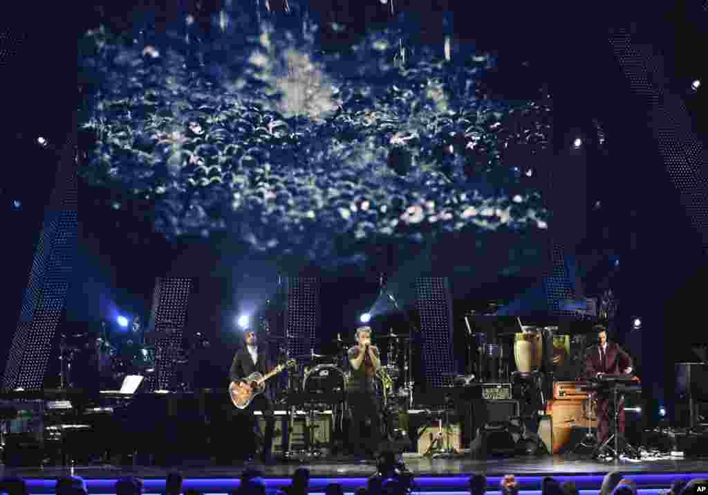 Vetusta Morla interpreta "Cuando Los Angeles Lloran", en la gala de los Latin Grammy del miércoles 14 de noviembre de 2018.