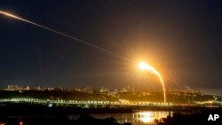 Pertahanan udara Ukraina mencegat drone Shahed di udara dalam serangan udara ketiga Rusia di ibu kota dalam 24 jam terakhir di Kyiv, Ukraina, Selasa, 30 Mei 2023. (Foto: AP/Evgeniy Maloletka)