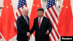 美國副總統拜登（左）與中國國家主席習近平（右）握手
