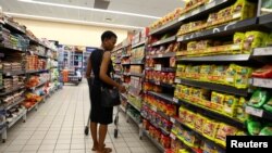 Mteja analinganisha bei katika duka la Pick and Pay huko East London.