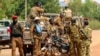 Depuis 2015, le Burkina est pris dans une spirale de violences perpétrées par des groupes affiliés à l'Etat islamique et à Al-Qaïda, qui frappaient déjà le Mali et le Niger voisins.