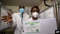 Wauguzi wa Afya wakionesha sanduku la chanjo ya COVID ya AstraZeneca huko Nairobi, Kenya, March 4, 2021.