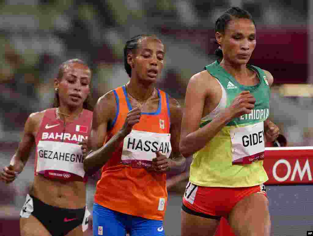 Letesenbet Gidey, of Ethiopia leads Sifan Hassan, of Netherlands and Kalkidan Gezahegne, of Bahrain in the final of the women's 10,000-meters at the 2020 Summer Olympics, Saturday, Aug. 7, 2021, in Tokyo, Japan. (AP Photo/Charlie Riedel)