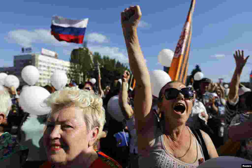Pro-Russian women shout slogans during a demonstration against Sunday's Ukrainian elections in Donetsk's Lenin Square, Ukraine, May 24, 2014.