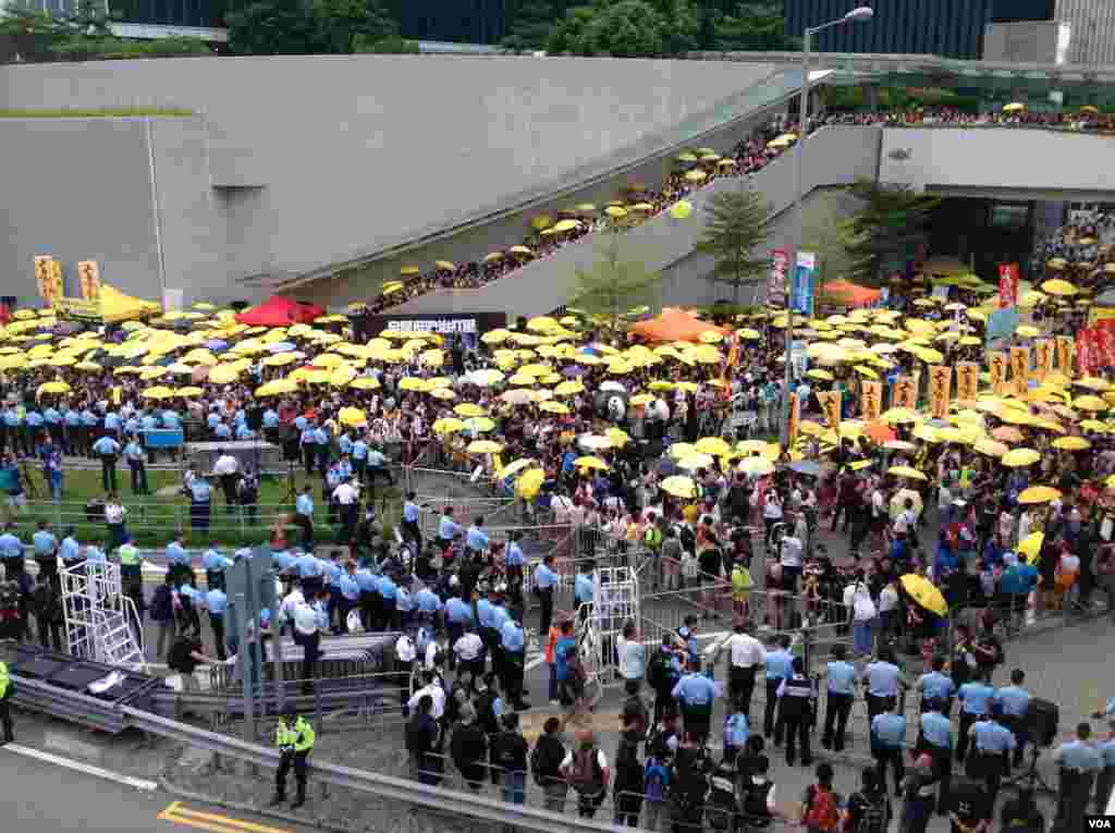 港人重返政总纪念雨伞运动一周年（美国之音海彦拍摄）