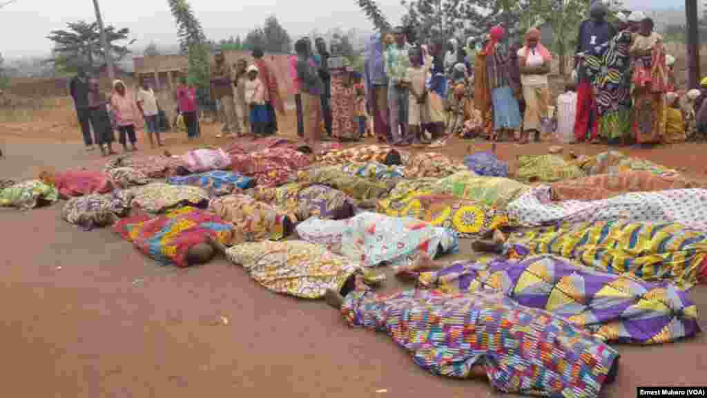 La communauté burundaise montre ses morts sur la grande route, non loin d’une base de la Mission des Nations unies au Congo (Monusco), Kamanyola, Sud-Kivu, 16 septembre 2017. (VOA/Ernest Muhero)