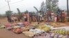 La communauté burundaise éprouvée a exposé ses morts sur la grande route non loin d’une base de la Mission des Nations unies au Congo (Monusco), Kamanyola, Sud-Kivu, 16 septembre 2017. (VOA/Ernest Muhero) 