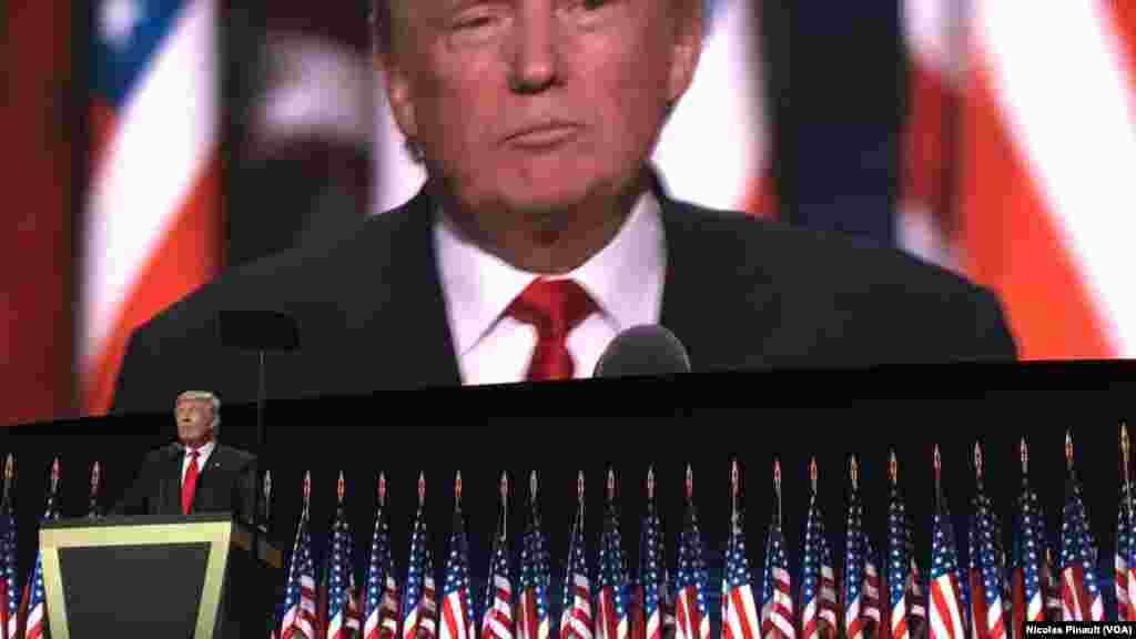 Donald Trump, candidat nominé du parti républicain pour la présidentielle d'octobre prochain, prononce son discours lors de la convention républicaine à Cleveland, Ohio, 21 juillet 2016. (VOA/Nicolas Pinault).