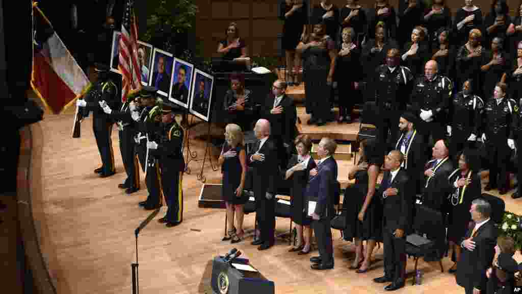 Shugaba Barack Obama Ya Karrama 'Yan Sanda Biyar a Dallas.