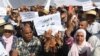 Des centaines de Tunisiens lors d'une manifestation contre les réformes du droit à l'héritage pour les femmes et la dépénalisation de l'homosexualité, à Tunis, le 11 août 2018.