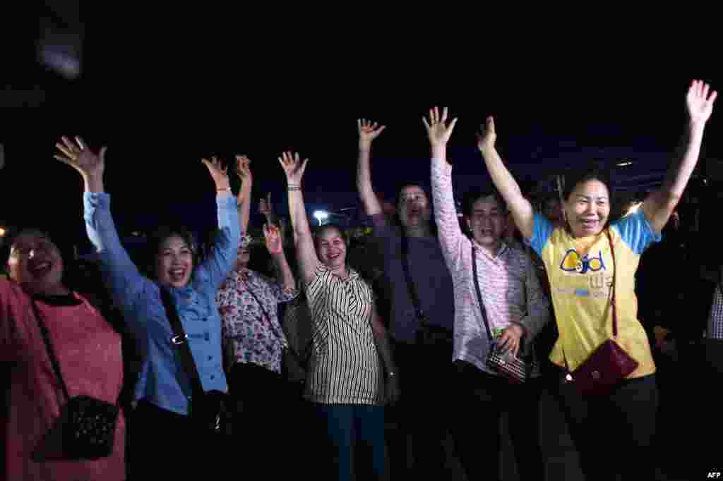 ជនស្ម័គ្រចិត្តហ៊ោនៅមជ្ឈមណ្ឌលព័ត៌មានបណ្តោះអាសន្នមួយក្នុងស្រុក Mae Sai ខេត្តឈៀងរ៉ៃបន្ទាប់ពីក្មេងប្រុសទាំង១២នាក់និងគ្រូបង្វឹកត្រូវបានសង្រ្គោះរួច។