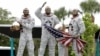 Estatua de los astronautas del Apolo 11, de izquierda a derecha, Michael Collins, Neil Armstrong y Buzz Aldrin en el Centro de Visitantes del Centro Espacial Kennedy.