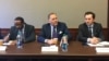美國眾議院情報委員會前主席邁克·羅傑斯（Mike Rogers）（中）2019年2月25日在華盛頓出席一場討論會（美國之音許寧攝影）