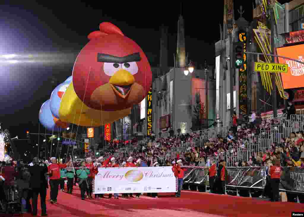 Balon-balon berbentuk burung besar diarak di kawasan 'Hollywood Boulevard' pada acara Parade Natal tahunan di Los Angeles, California, AS.