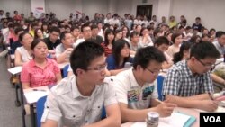 北京高校加强校园政治思想工作抵抗西方价值观念影响(美国之音东方拍摄 资料照片)