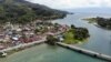 Aliran Sungai yang membela kota Tentena, dengan latar gunung dan danau Poso di kejauhan. (Foto: VOA/Yoanes) 