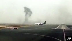 De la fumée s’échappe après l’accident à l’atterrissage d’un Boeing 777 à l'aéroport international de Dubaï, 3 août 2016. 