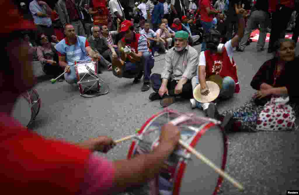 Para anggota Konfederasi Serikat-Serikat Dagang Revolusioner Turki (DISK) ambil bagian dalam demonstrasi di Ankara (17/6). 