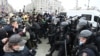 Les manifestants affrontent la police anti-émeute lors d'un rassemblement de soutien au leader de l'opposition emprisonné Alexei Navalny dans le centre de Moscou le 23 janvier 2021.