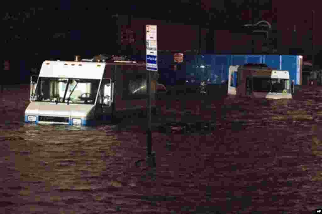 Truk-truk tenggelam dalam banjir yang menerjang New York (29/10). 