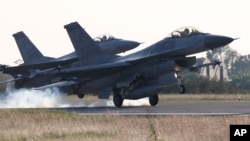 타이완 차이 공군기지에서 F-16 전투기 2대가 비상출격 훈련을 하고 있다. (자료사진)