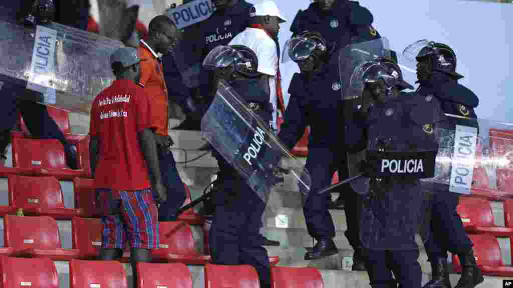 Les supporteurs de la Guinée équatoriale qui ont jété des projectiles sur les joueurs du Gahana lors du match de demi-finale de la CAN 2015, à Bata, Guinée équatoriale, jeudi 5 2015.