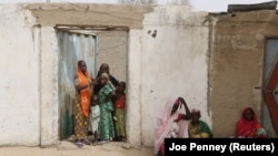 Des femmes et des enfants près de Kerawa, au nord du Cameroun. 
