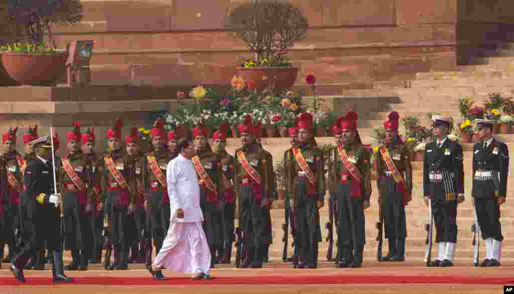 Sri Lanka’s President Maithripala Sirisena inspects a guard of honor during a ceremonial reception at the Indian Presidential Palace in New Delhi, India, Feb. 16, 2015.