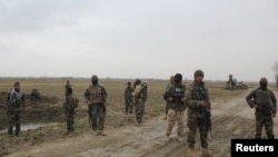 Tentara Nasional Afghan tiba di lokasi kontak senjata antara Taliban dan pasukan keamanan Afghanistan di Kunduz, Afghanistan, 4 Maret 2020 REUTERS/Stringer NO RESALES. NO ARCHIVES.
