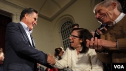 Kandidat yang diunggulkan, mantan Gubernur Mitt Romney, menyalami pendukungnya dalam kampanye di Peterborough, New Hampshire (4/1).
