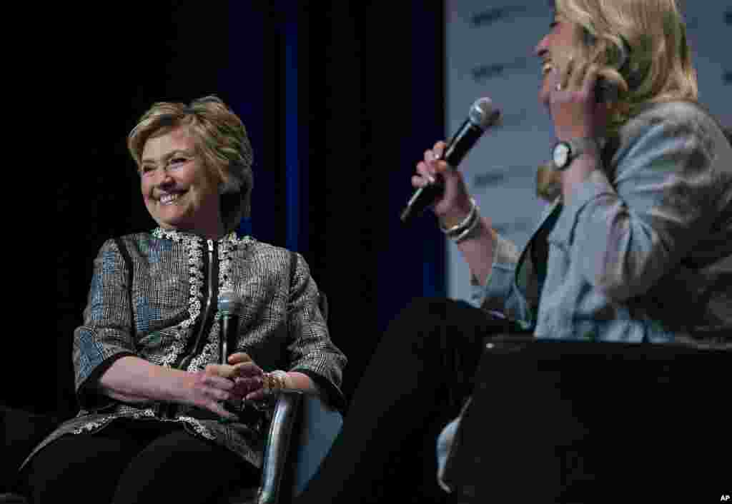 L'ancienne secrétaire d'État Hillary Clinton écoute l'auteure et modératrice Cheryl Strayed lors d’une Book Expo à New York, 1er juin 2017.