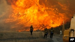 El incendio forestal en el cañón Placerita en Santa Clarita, California, el lunes, 25 de julio de 2016, ha forzado a miles de residentes a evacuar sus casas.