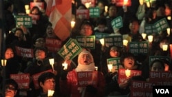 Pengunjuk rasa menentang kesepakatan perdagangan bebas Korea Selatan-Amerika di Seoul (27/11).