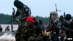 Des combattants du Mouvement pour l'émancipation du Delta du Niger (MEND) patrouillent dans les ruisseaux de la rivière Bonny près de l'usine de GNL dans la riche région pétrolière du delta du Niger, au Nigeria, 18 septembre 2008. epa/ GEORGE Esiri