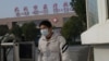 一名病人離開武漢一家醫院。
