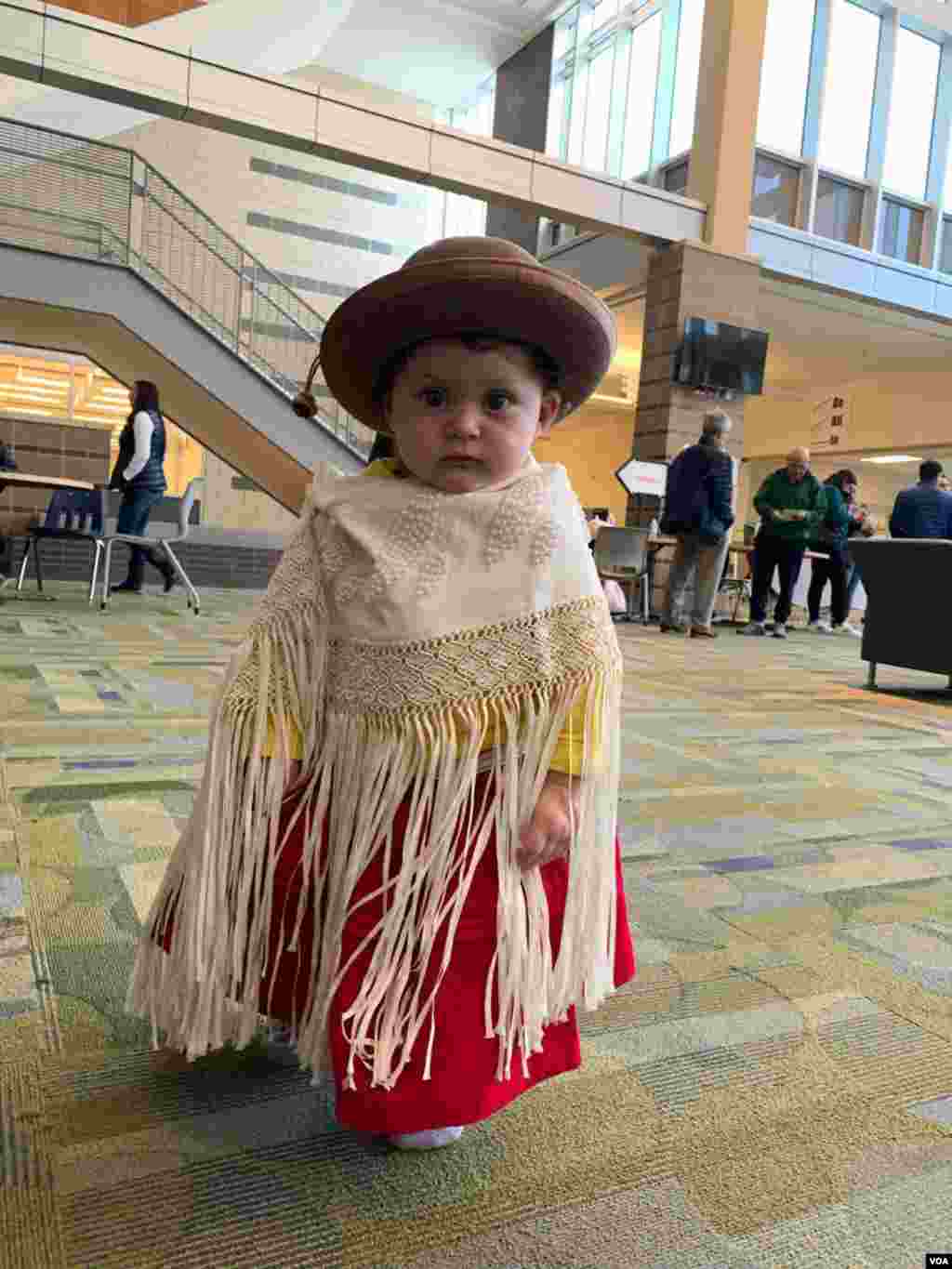 Niña vestida con el traje típico de Bolivia cuando se llevan a cabo las elecciones presidenciales en el Robert E. Lee High School. Virginia, USA. Foto: Jazmín López - VOA.